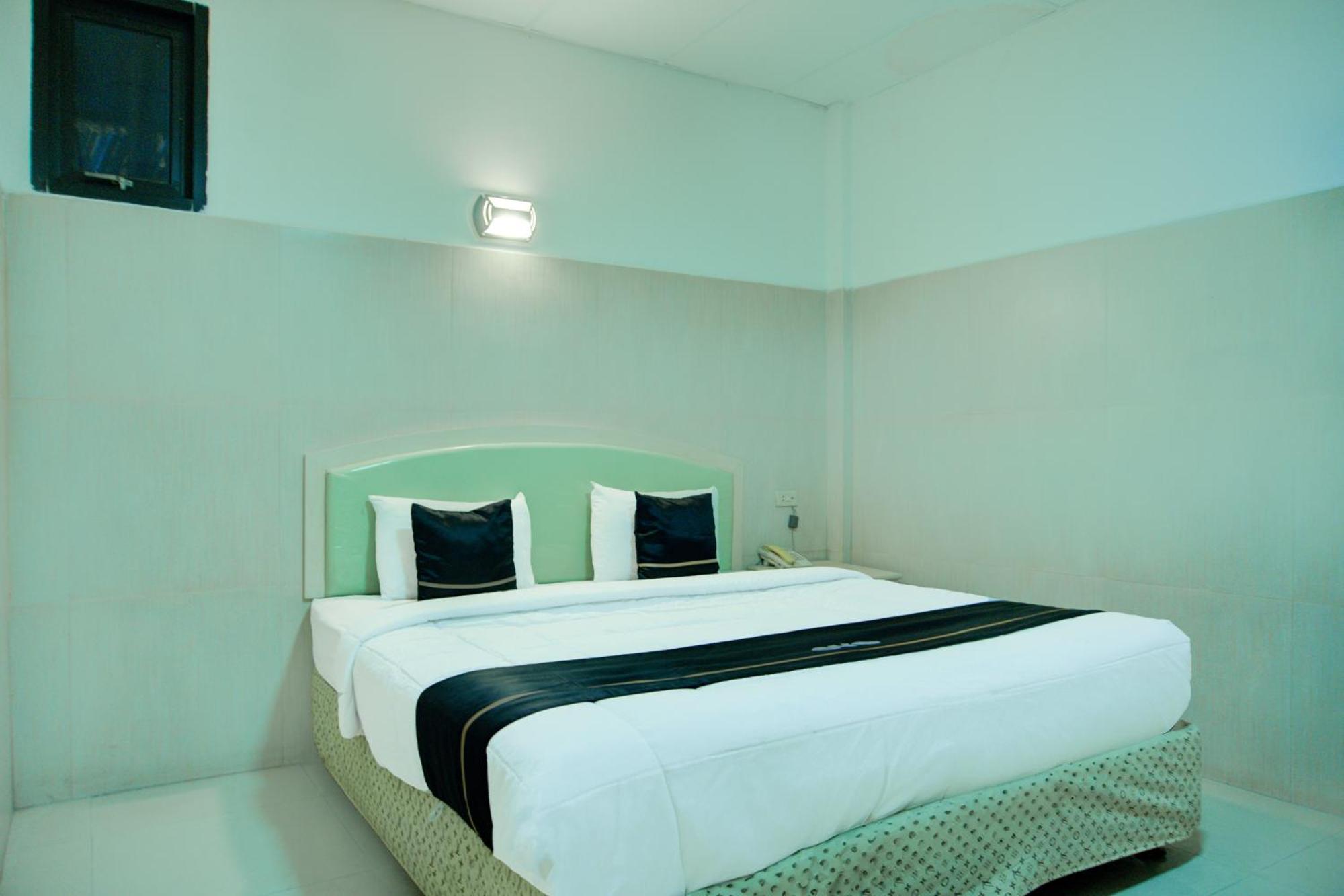 Townhouse Oak Palembang Near Jembatan Ampera Formerly Azzura Hotel Екстериор снимка